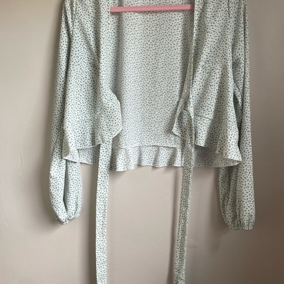 Sadie & Sage Front Tie Ruffle Long Sleeve Cropped Top Women's Size Small - Picture 5 of 7